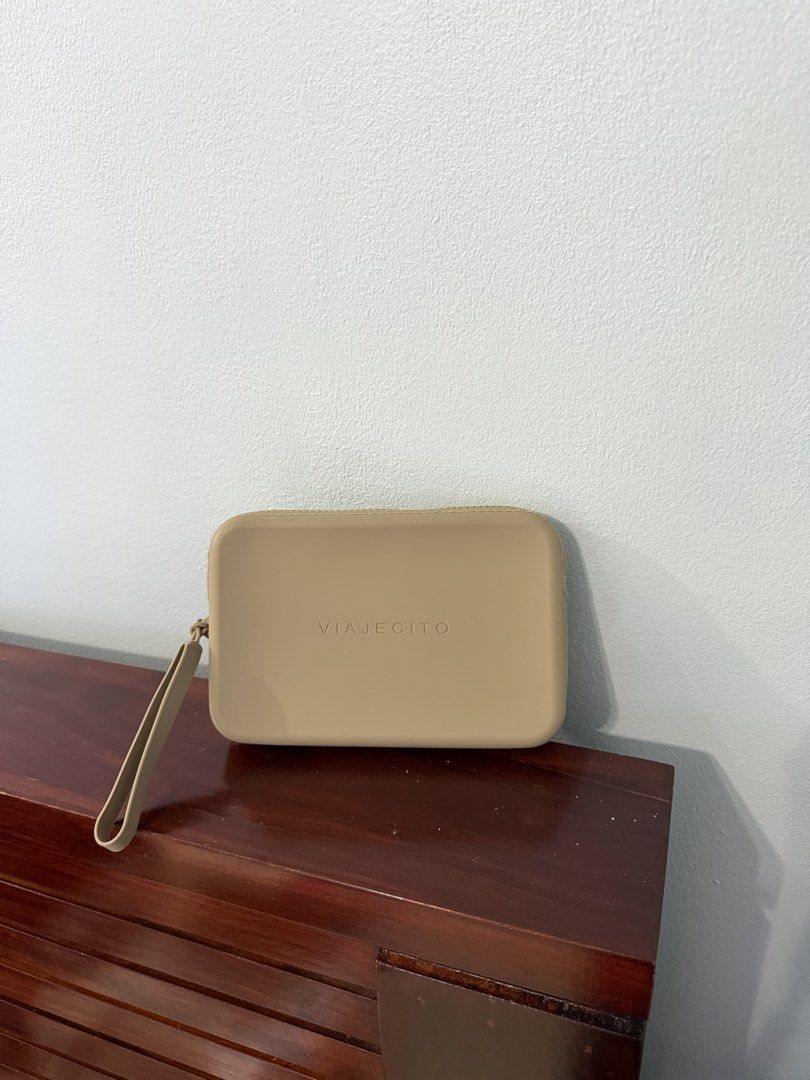Viajecito Splashkit Clutch in Fog (Category: Clutches) located in Rizal. Submitted by dkc0424 (Listing ID 1426523190, Image 2). Description: No flaws Still in great condition Discounted if u purchase with the bag!.