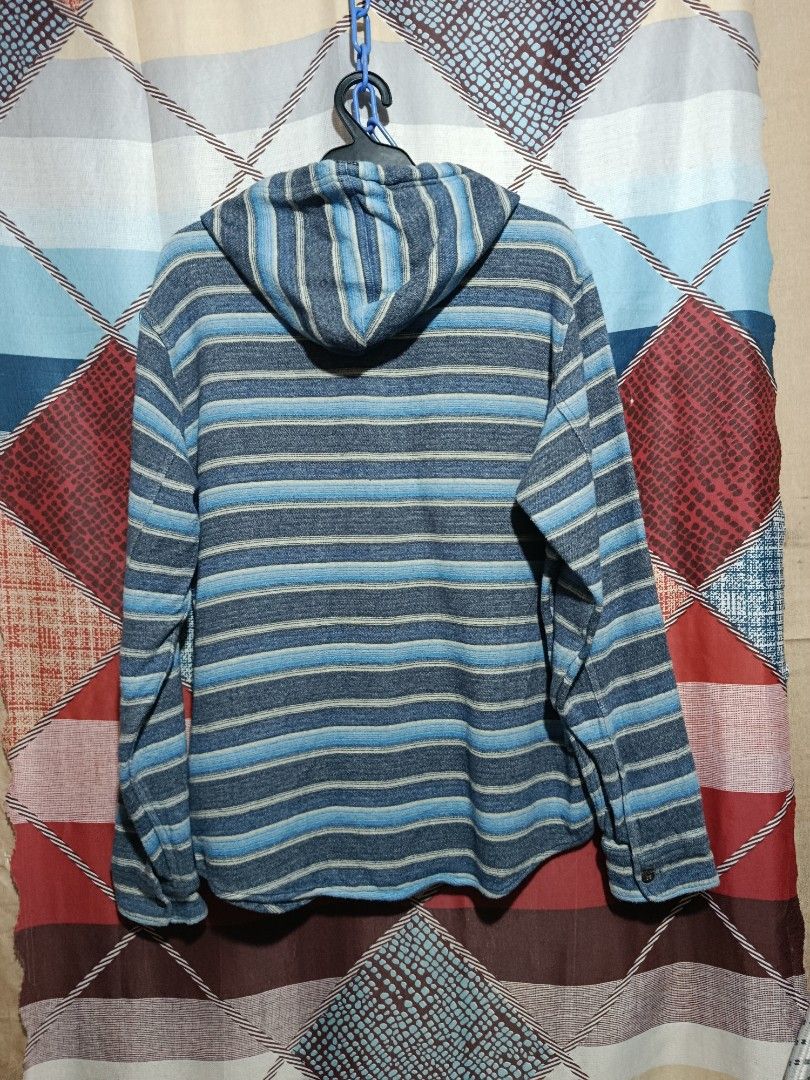 Vissla Striped flannel Hooded (Category: Tshirts & Polo Shirts ) located in Baguio. Submitted by xxrtabzxx185040 (Listing ID 1426495553, Image 2). Description: Vissla hooded shirt with a striped pattern. Features a button-down front, two chest pockets, and a hood with drawstrings. The shirt is a medium size. The shirt has a tag that indicates it was made in China. dimes 22*28 mop gcash payment 1st .
