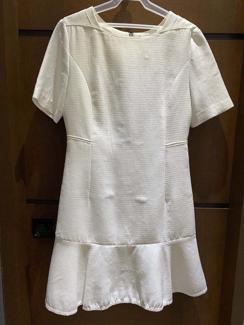 White Corporate Attire Dress (Category: Dresses) located in San Fernando. Submitted by lovepreloved13 (Listing ID 1426468561, Image 1). Description: Moving out sale.