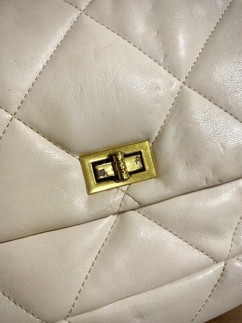 White Quilted Shoulder Bag with Gold Chain (Category: Shoulder Bags) located in Quezon City. Submitted by echojao (Listing ID 1426455350, Image 3). Description: Decluttering preloved bags. Pricing according to quality or issues. Issues are shown on the pictures. Please be mindful before messaging. .