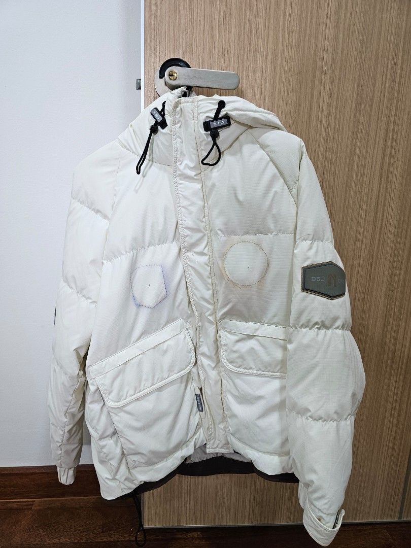 Winter Jacket (Category: Coats, Jackets and Outerwear) located in Kuala Lumpur. Submitted by dswj95 (Listing ID 1426416243, Image 1). Description: Winter Jacket Size L White Colour Selling at very cheap price First come first served PJ / Setia Alam.