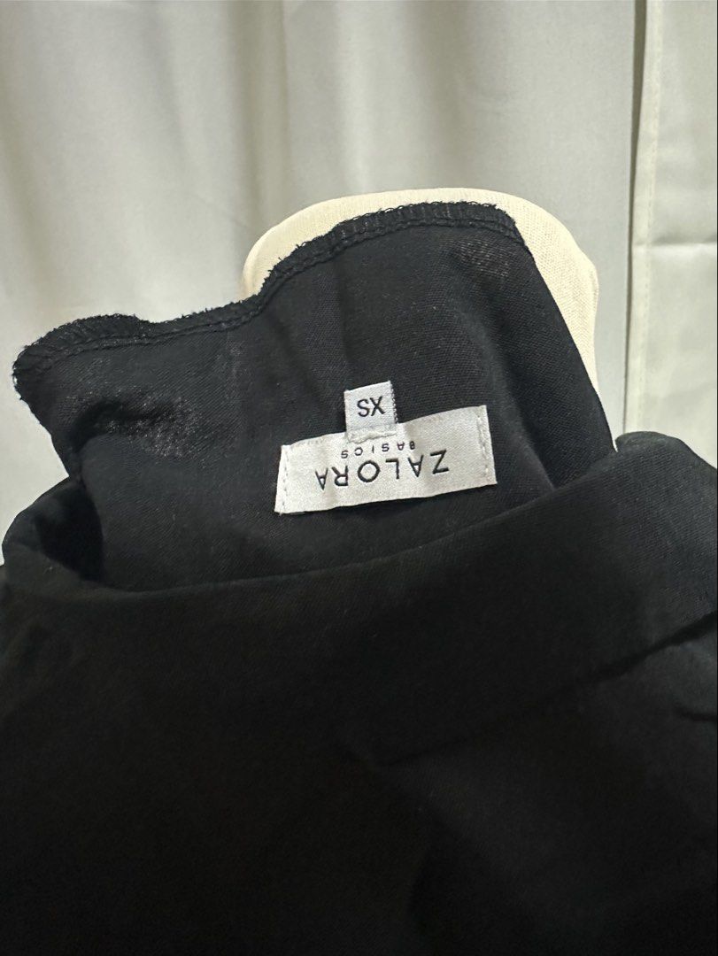 Zalora Basics Black Blazer Top XS (Category: Blouses) located in Manila. Submitted by randomdeclutter (Listing ID 1426560992, Image 3). Description: .