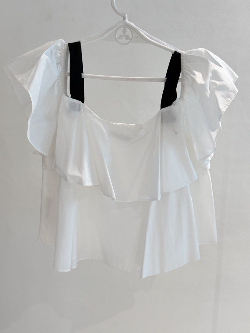 Zara Basic White Ruffle Top (Category: Sleeveless) located in Manila. Submitted by issa23fourfive (Listing ID 1426430462, Image 1). Description: .