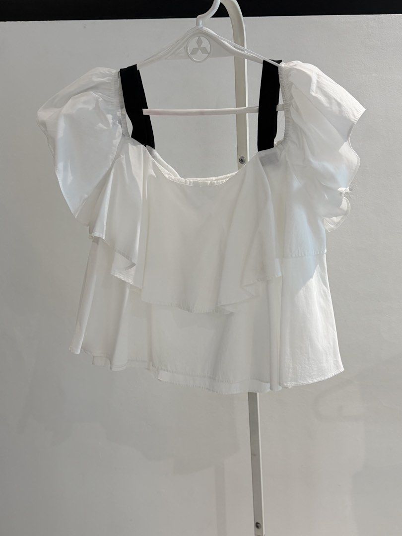 Zara Basic White Ruffle Top (Category: Sleeveless) located in Manila. Submitted by issa23fourfive (Listing ID 1426430462, Image 3). Description: .