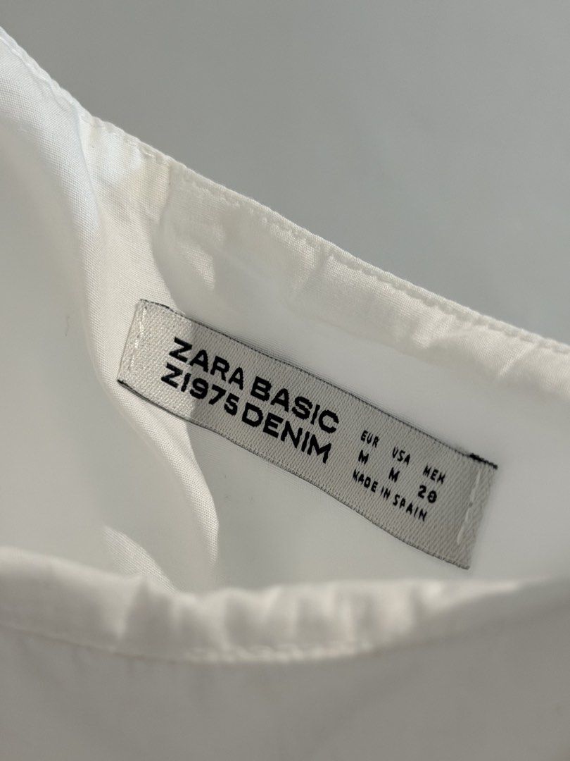 Zara Basic White Ruffle Top (Category: Sleeveless) located in Manila. Submitted by issa23fourfive (Listing ID 1426430462, Image 2). Description: .