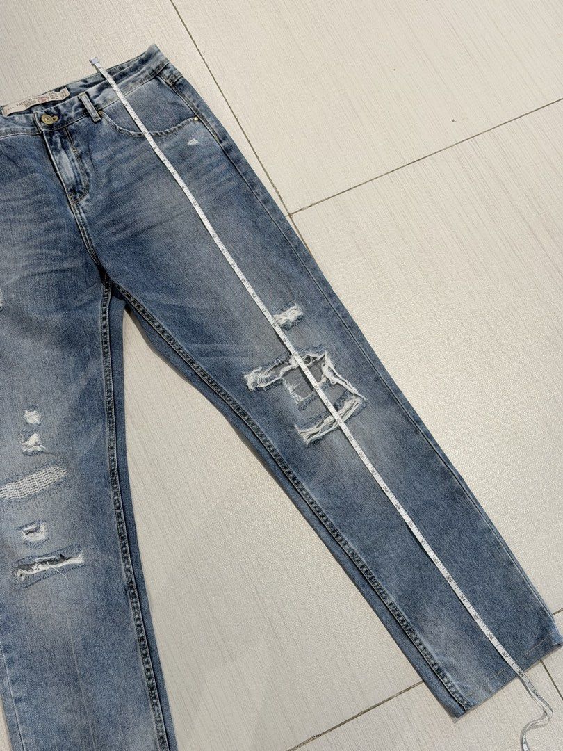 Zara Distressed Jeans (Category: Jeans) located in Manila. Submitted by issa23fourfive (Listing ID 1426429036, Image 3). Description: Zara distressed jeans .