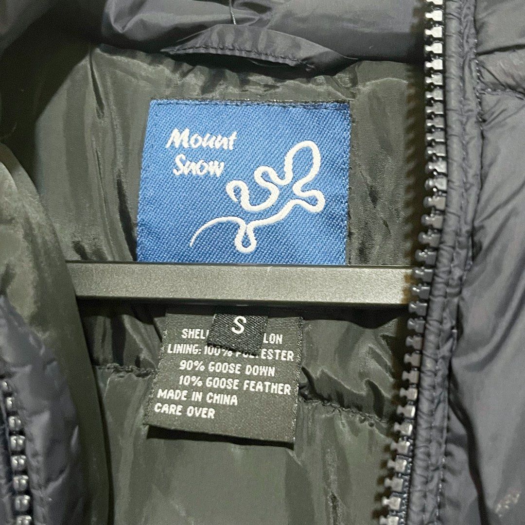 4Y, 5Y, 6Y Kid’s Blue Puffer Jacket (Category: Babies & Kids Fashion) located in Las Pinas. Submitted by bloo_ (Listing ID 1426696705, Image 2). Description: 📍 BF Homes, Las Piñas Mount Snow Kids Plain Puffer Winter Jacket Brand: Mount Snow (HK Brand) Color: Navy blue Size: Small, can fit 4Y, 5Y, 6Y depending on the child’s build Design: Solid color, removable hood, adjustable wrist sleeves ❄️ Fall, winter jacket 📝 My child was 5 when this was 