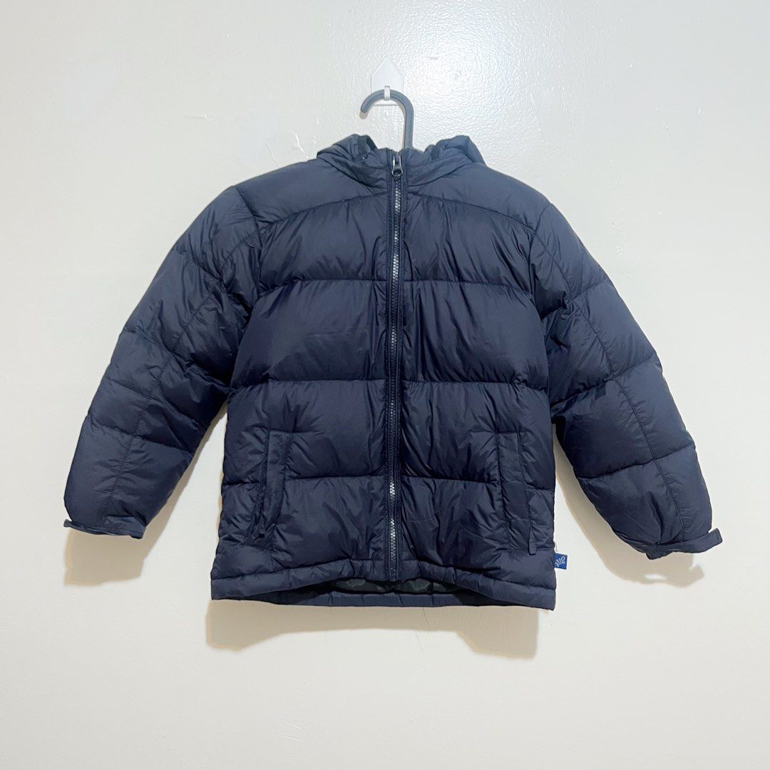 4Y, 5Y, 6Y Kid’s Blue Puffer Jacket (Category: Babies & Kids Fashion) located in Las Pinas. Submitted by bloo_ (Listing ID 1426696705, Image 1). Description: 📍 BF Homes, Las Piñas Mount Snow Kids Plain Puffer Winter Jacket Brand: Mount Snow (HK Brand) Color: Navy blue Size: Small, can fit 4Y, 5Y, 6Y depending on the child’s build Design: Solid color, removable hood, adjustable wrist sleeves ❄️ Fall, winter jacket 📝 My child was 5 when this was 