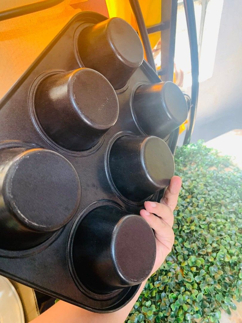 6-Cup Muffin Pan (Category: Bakeware) located in Tuguegarao City. Submitted by zealearth.27e2d4 (Listing ID 1426606549, Image 3). Description: from japan surplus non stick gandara pa nito like new.
