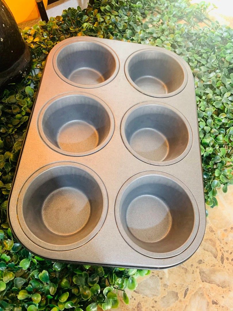 6-Cup Muffin Pan (Category: Bakeware) located in Tuguegarao City. Submitted by zealearth.27e2d4 (Listing ID 1426606549, Image 2). Description: from japan surplus non stick gandara pa nito like new.