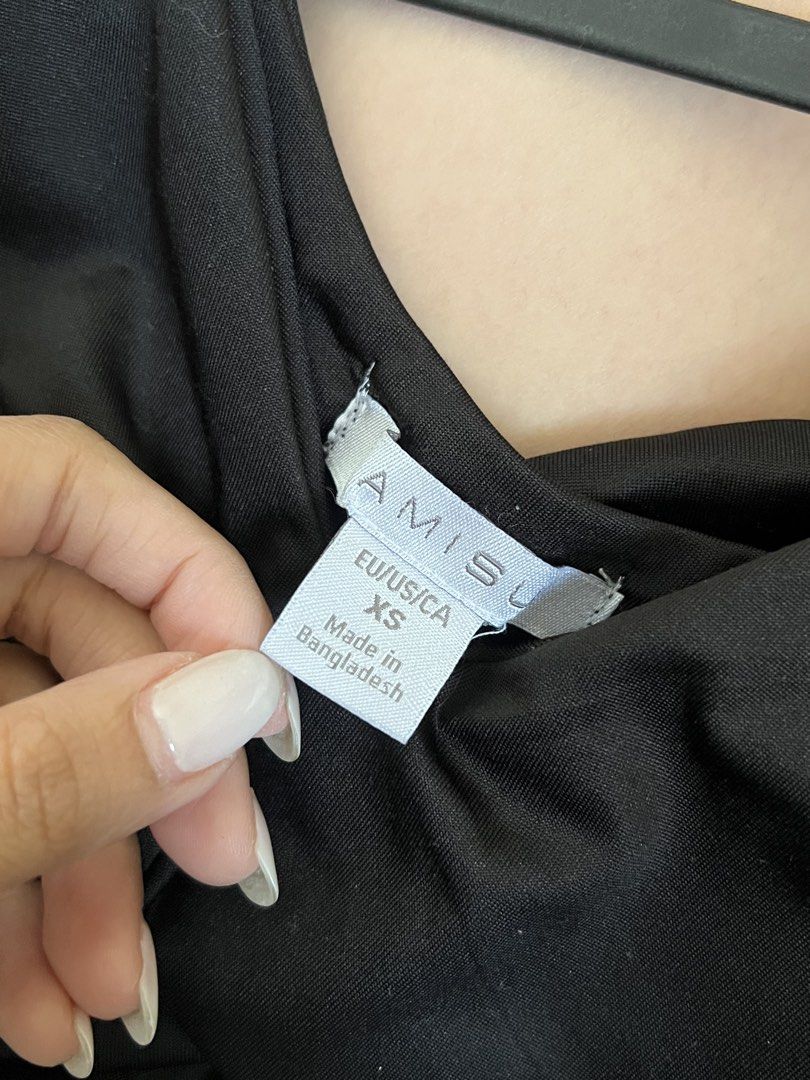 Amisu Low V Black Crop Top XS (Category: Blouses) located in Manila. Submitted by lauravln (Listing ID 1426626932, Image 2). Description: .