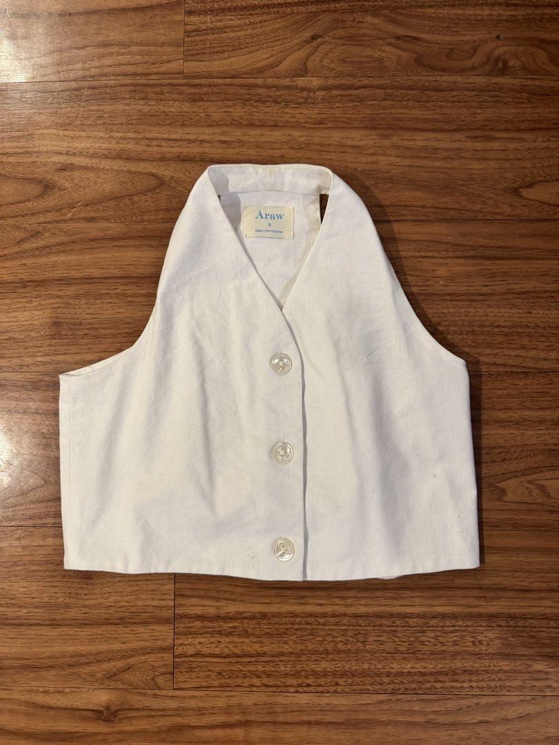 Araw White Halter Top (Category: Sleeveless) located in Las Pinas. Submitted by ciaralu_95 (Listing ID 1426719028, Image 1). Description: RFS — not my style anymore / doesnt fit me anymore Slightly negotiable.