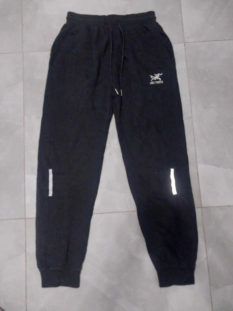 Arc'teryx Veilance Black Pants (Category: Jeans) located in Malaybalay. Submitted by markdaumar08466 (Listing ID 1426644319, Image 1). Description: Black Arc'teryx Veilance pants. Features a drawstring waist and reflective details. The pants have a small logo on the front. Size S. Made in China..
