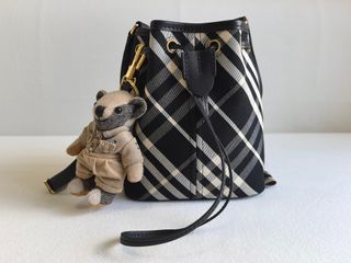 (Category: ) located in . Submitted by luxcloset.shop (Listing ID 1426773545, Image 1). Description: .