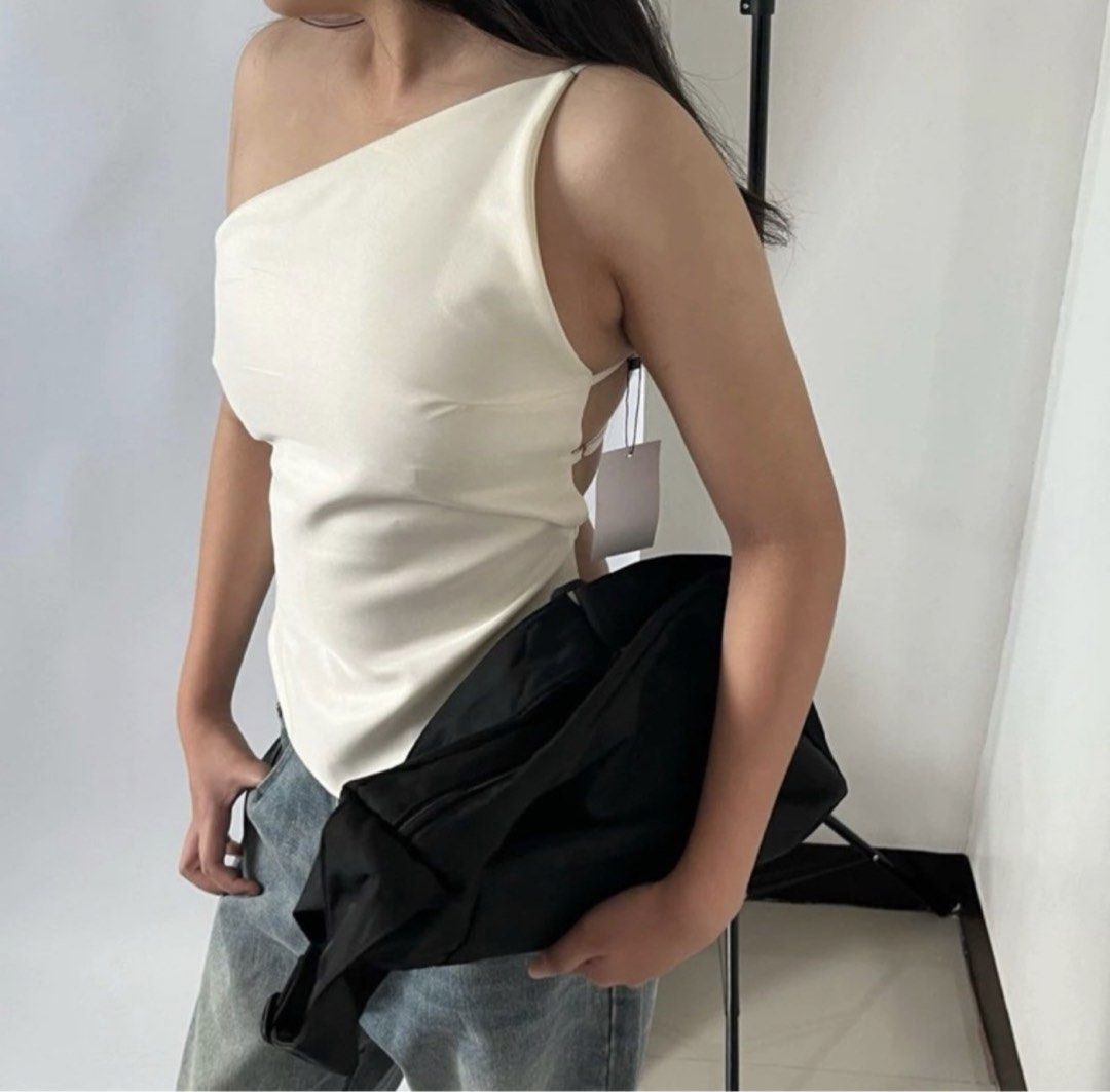 Backless top (Category: Sleeveless) located in Davao. Submitted by audstuff (Listing ID 1426605059, Image 1). Description: Brandnew never worn Size small No flaws.