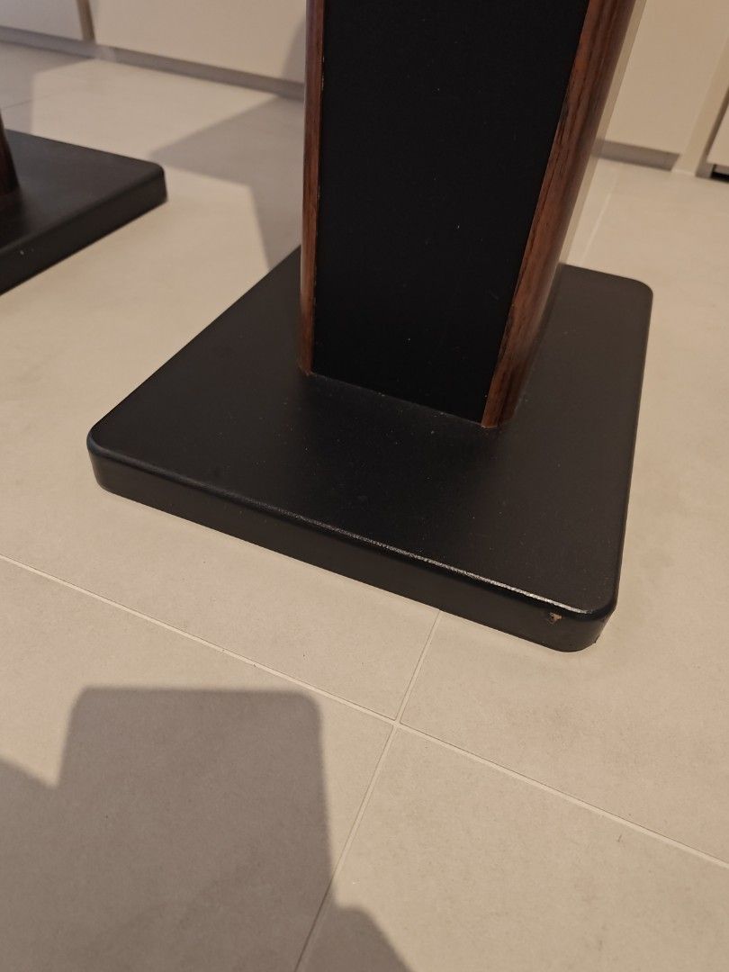 Black/wood speaker stands65749152178945113