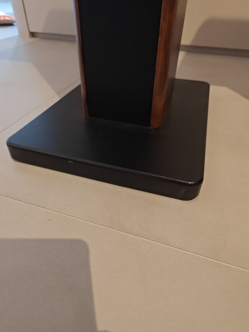 Black/wood speaker stands65749152178945112