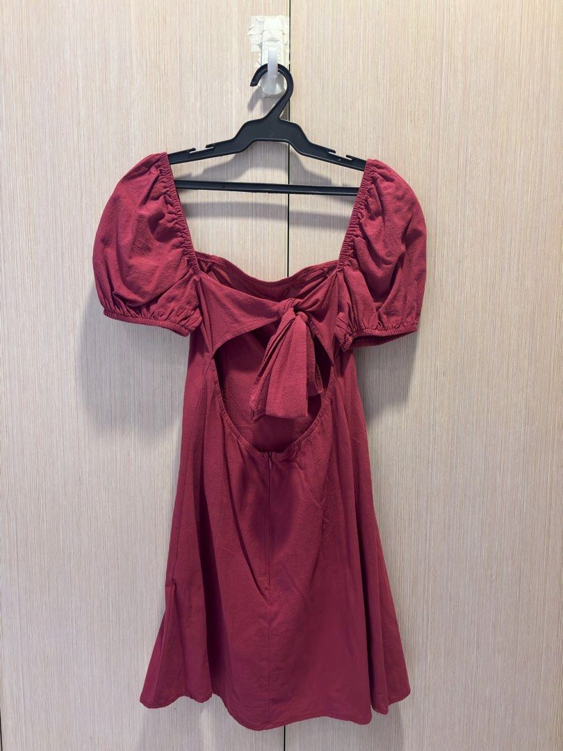 Burgundy Puff Sleeve Mini Dress (Category: Dresses) located in Muntinlupa City. Submitted by kabi.declutters (Listing ID 1426767973, Image 2). Description: .