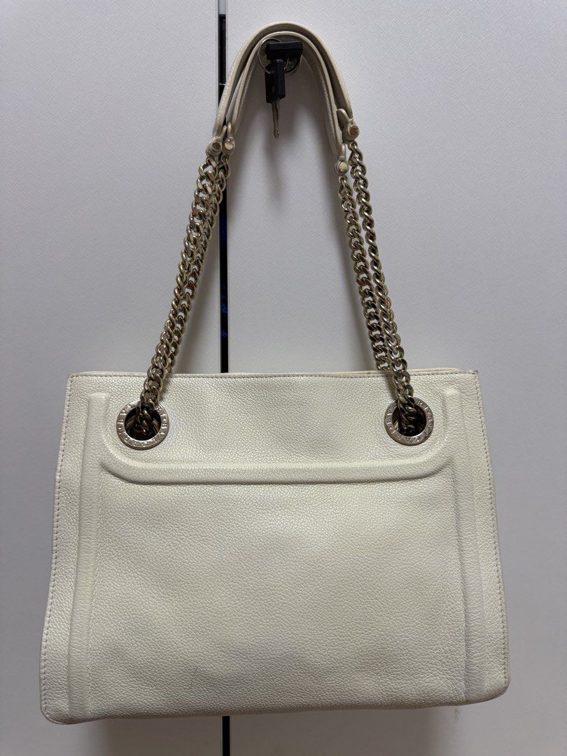 Authentic BVLGARI White Leather Shoulder Bag (Category: Luxury Bags & Wallets) located in Cagayan de Oro. Submitted by negosyantesibengineer (Listing ID 1426749576, Image 3). Description: .