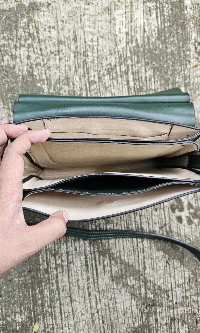 Chloe Faye Bag (Category: Luxury Bags & Wallets) located in Kibawe. Submitted by Thrift_ni_Babac (Listing ID 1426683925, Image 3). Description: For Sale Chloé Faye in a stunning forest green. This piece perfectly balances bohemian spirit with refined elegance, featuring the signature hoop and chain hardware that instantly identifies it as a classic. ​Product Details: ​Material: Smooth calfskin leather body with a plush suede top flap. ​Hardware: 
