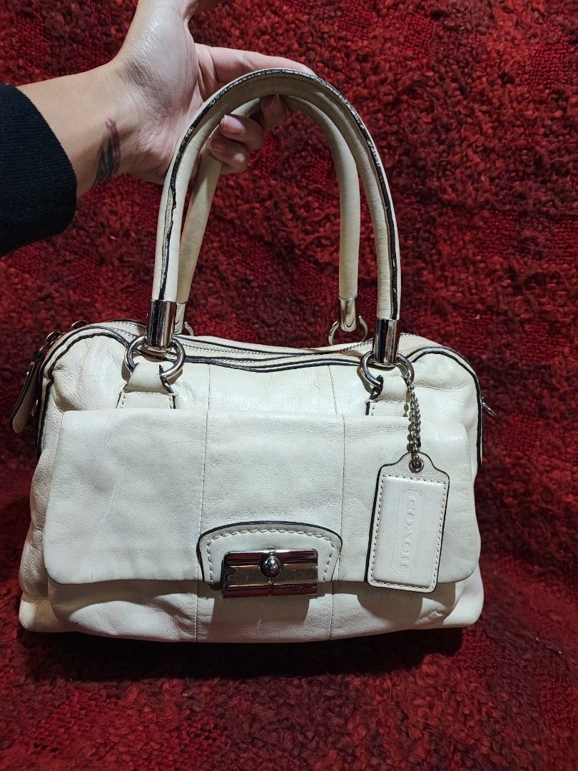 Coach Cream Leather Handbag (Category: Luxury Bags & Wallets) located in Baguio. Submitted by ozara.06 (Listing ID 1426728827, Image 1). Description: Coach shoulder bag Dirty white color Medium size Hindi flawless ang rubber lining nya Very nice pa sya 780.