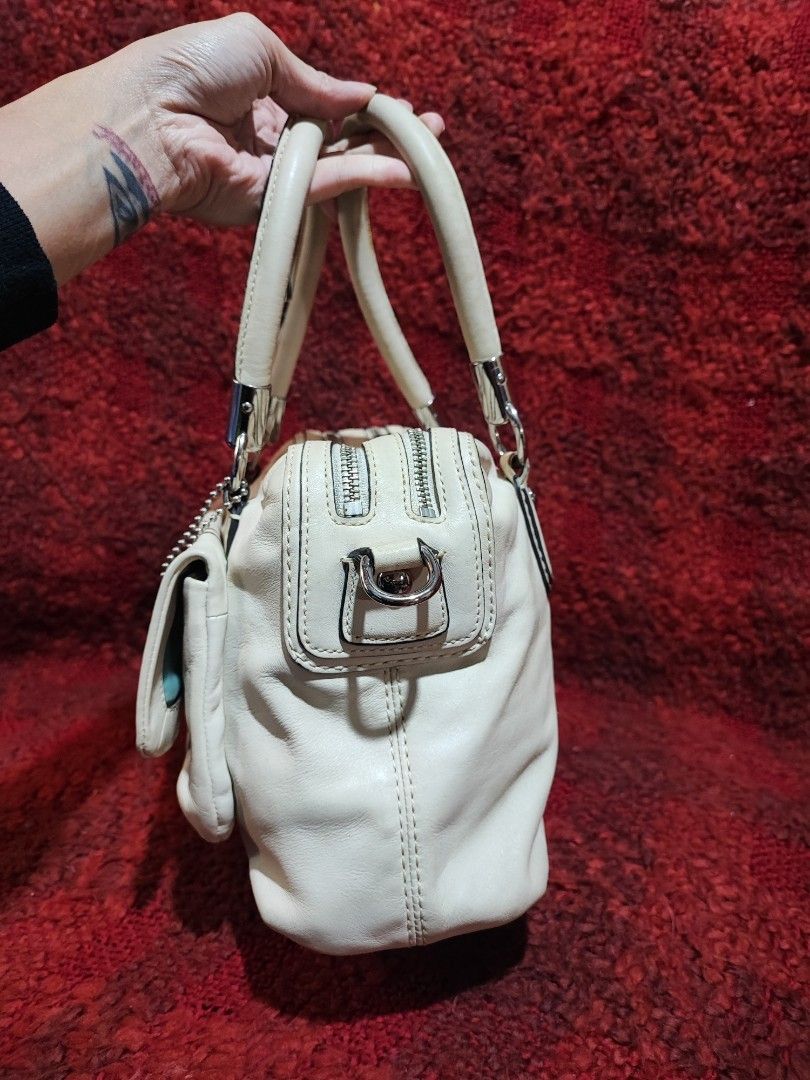 Coach Cream Leather Handbag (Category: Luxury Bags & Wallets) located in Baguio. Submitted by ozara.06 (Listing ID 1426728827, Image 3). Description: Coach shoulder bag Dirty white color Medium size Hindi flawless ang rubber lining nya Very nice pa sya 780.