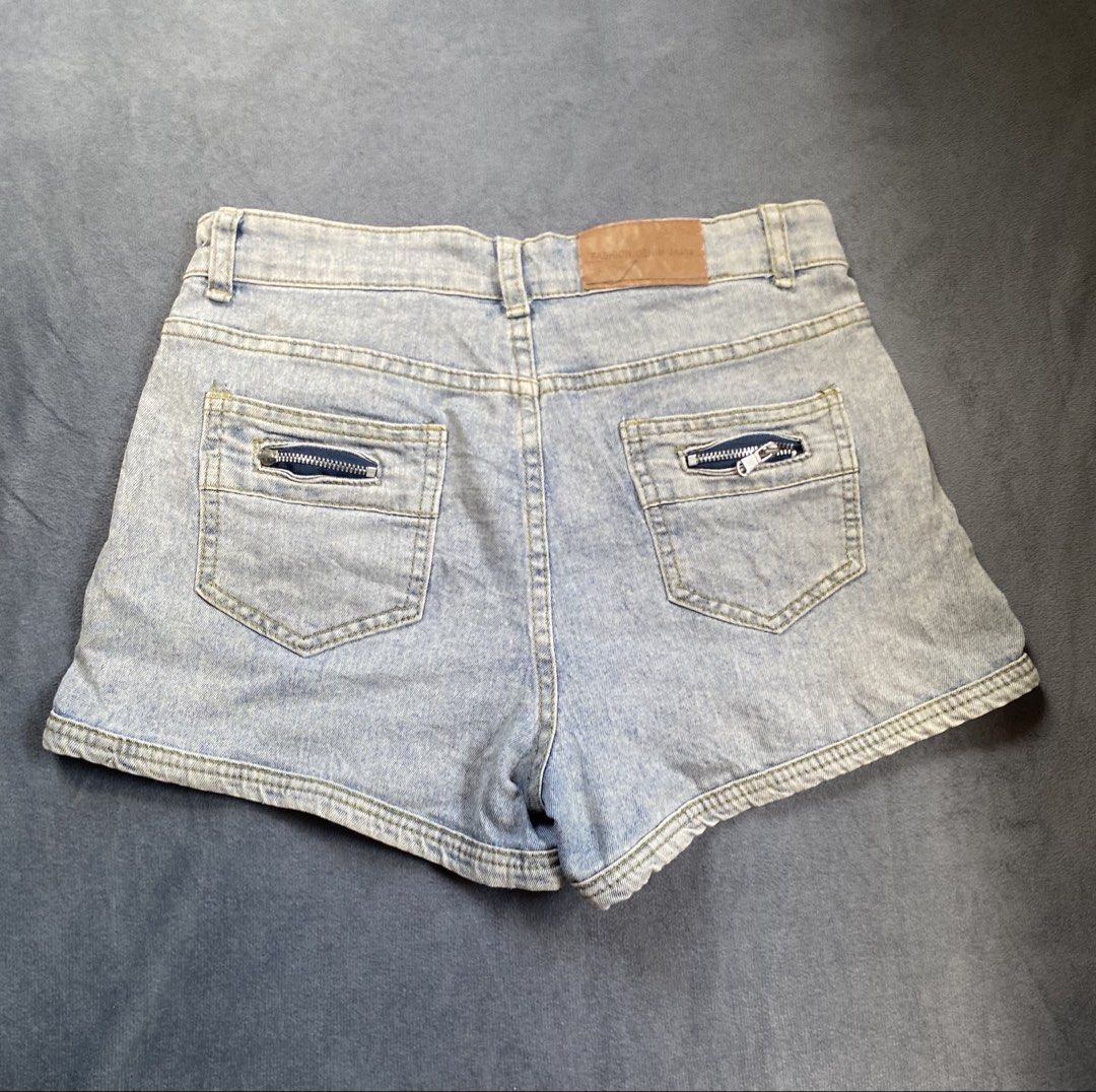 Denim Shorts with Zipper Pockets Size 30 (Category: Shorts) located in Mamburao. Submitted by marieac (Listing ID 1426647069, Image 2). Description: Light blue denim shorts. Features a classic five-pocket design with two front pockets and two back pockets with zippers. The shorts have a button and zipper closure. The shorts have a standard fit..