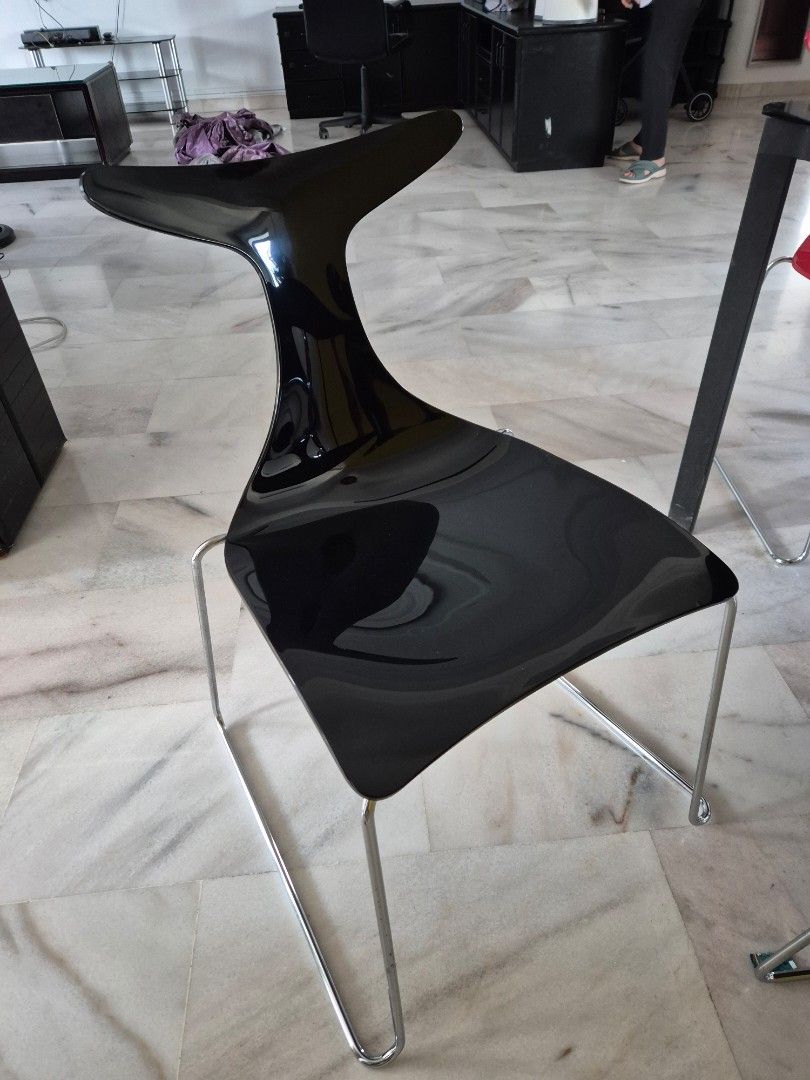 Dining Table (Category: Tables & Sets) located in Singapore. Submitted by thunderwolf88 (Listing ID 1426601979, Image 3). Description: 1.6m Tempered Glass Dining Table with 6 chairs. Table Length : 160cm Width : 90cm Height : 75cm.
