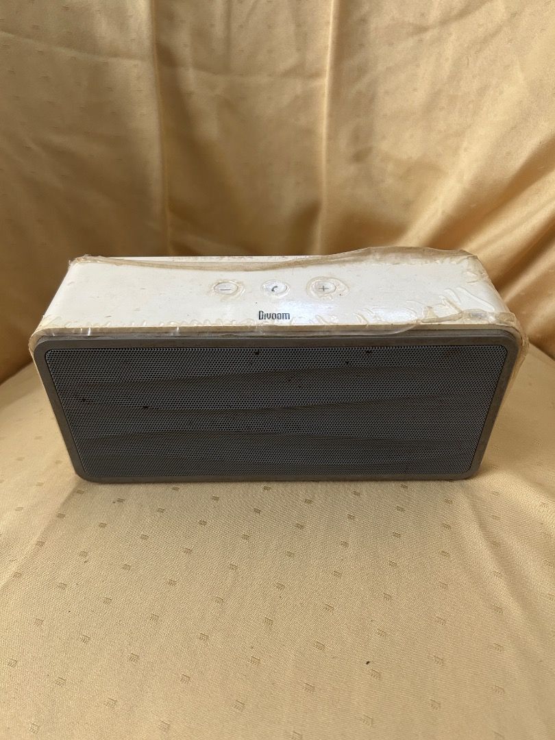 Divoom Bluetooth Speaker Onbeat 500 (White) (Category: Soundbars, Speakers & Amplifiers) located in Quezon City. Submitted by nixd. (Listing ID 1426628041, Image 1). Description: DIVOOM Onbeat 500 (White) Video of speaker being used available. PM lang kayo :) - bought around 2013 - except for physical defects, no issues with pairing and sound - the battery was originally rated to last approx. 8 hours; in my experience it still lasts for approx. 6