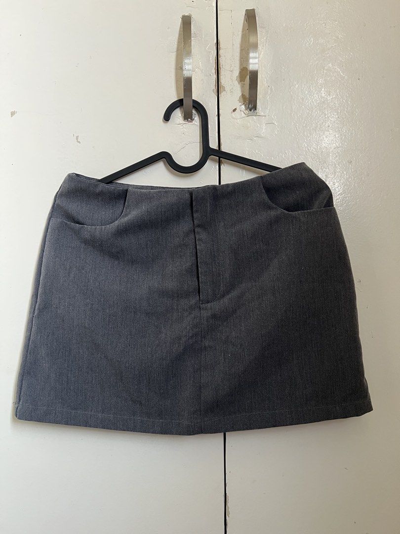 gray skirt with zipper and working pockets (Category: Skirts) located in Manila. Submitted by lauravln (Listing ID 1426626906, Image 1). Description: like new! no shorts under .