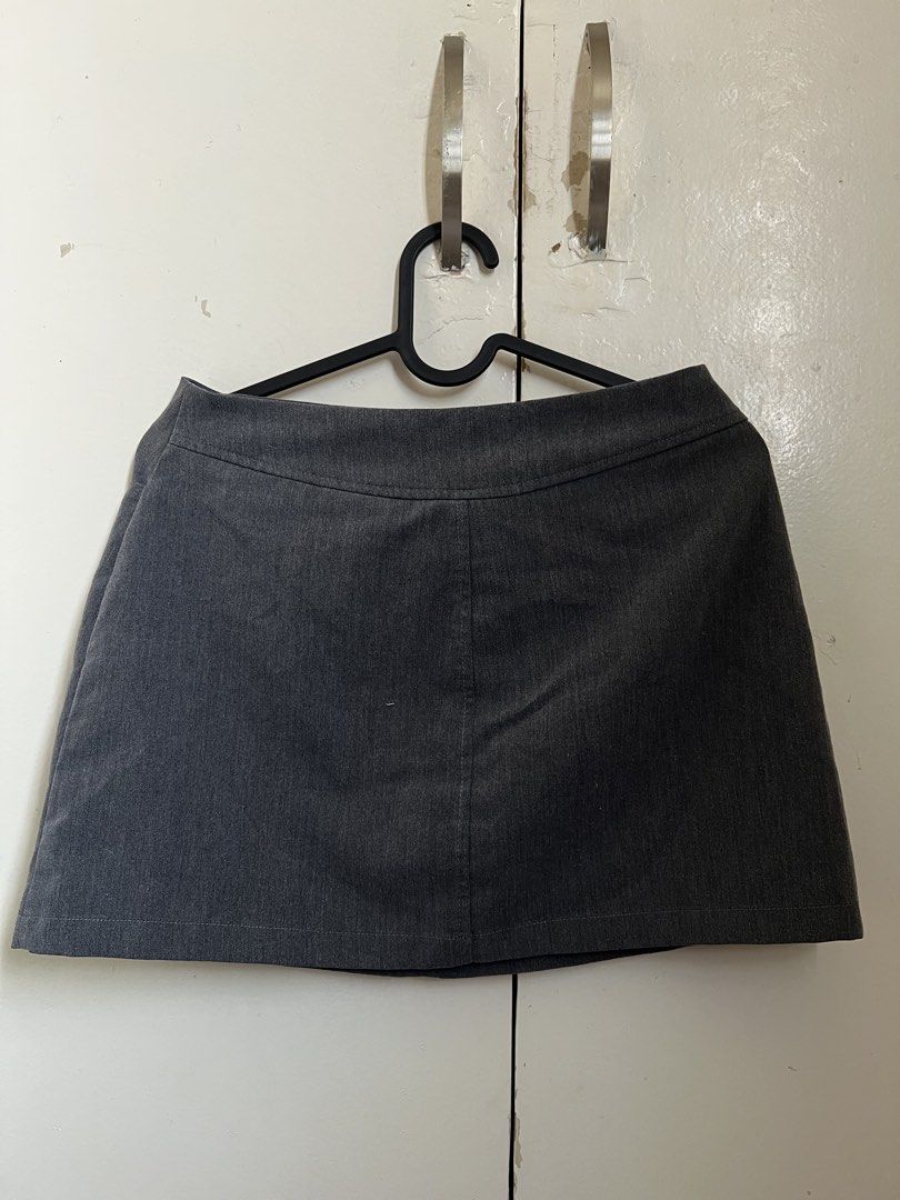 gray skirt with zipper and working pockets (Category: Skirts) located in Manila. Submitted by lauravln (Listing ID 1426626906, Image 2). Description: like new! no shorts under .