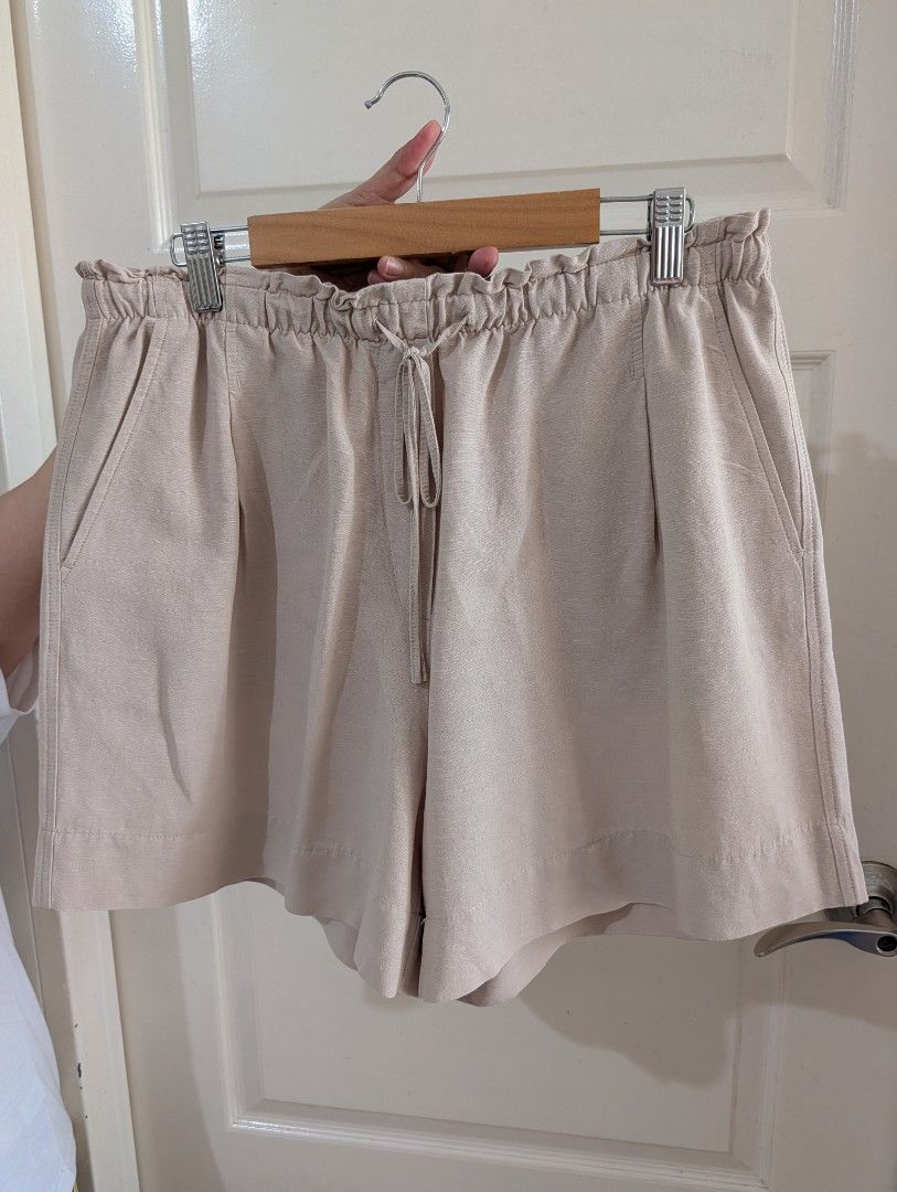 H&M Linen Blend Shorts - Size M (Category: Shorts) located in Manila. Submitted by cart_rd (Listing ID 1426591234, Image 1). Description: These H&M shorts are made from a linen blend. They feature an elastic waistband with a drawstring, front pockets, and two back pockets. The shorts are a neutral beige color. very good condition .