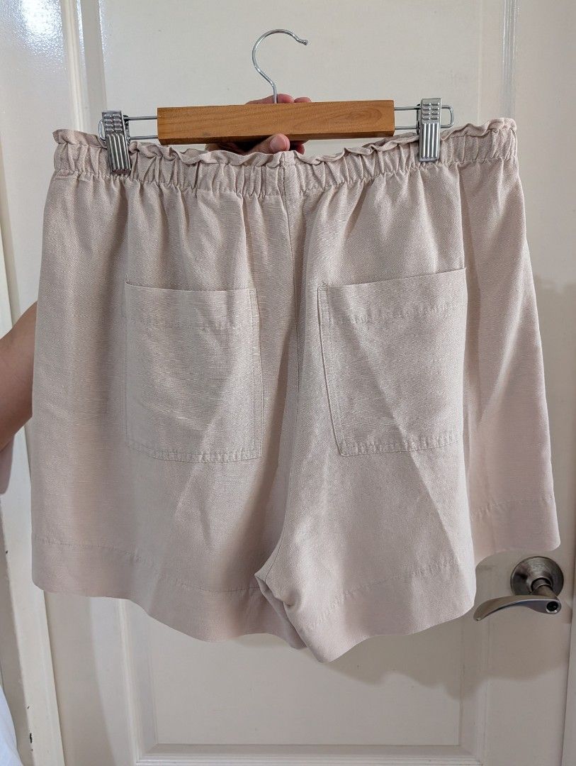 H&M Linen Blend Shorts - Size M (Category: Shorts) located in Manila. Submitted by cart_rd (Listing ID 1426591234, Image 2). Description: These H&M shorts are made from a linen blend. They feature an elastic waistband with a drawstring, front pockets, and two back pockets. The shorts are a neutral beige color. very good condition .