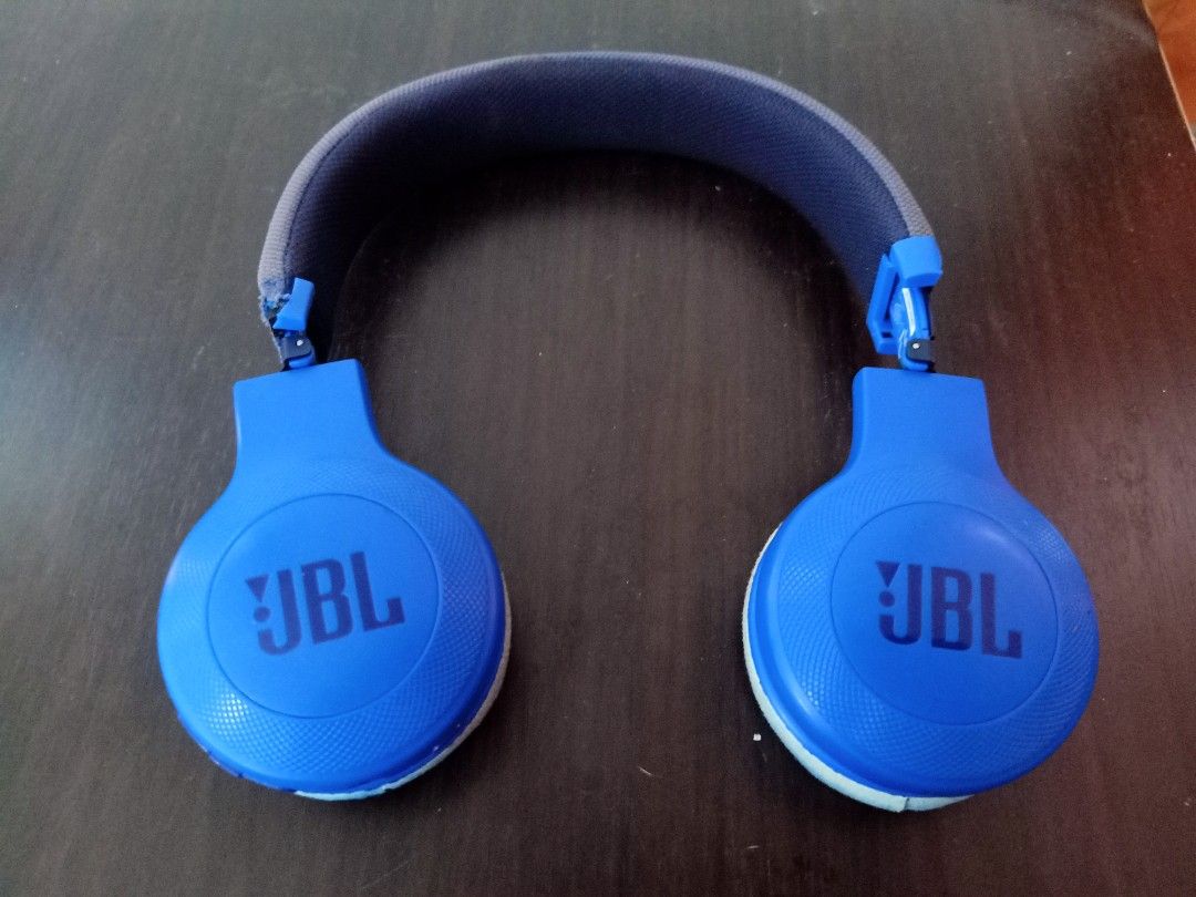 JBL e45 blue tooth (Category: Headphones & Headsets) located in Las Pinas. Submitted by the_recycle_shop (Listing ID 1426691348, Image 1). Description: Original good working Long battery usage signs of usage .