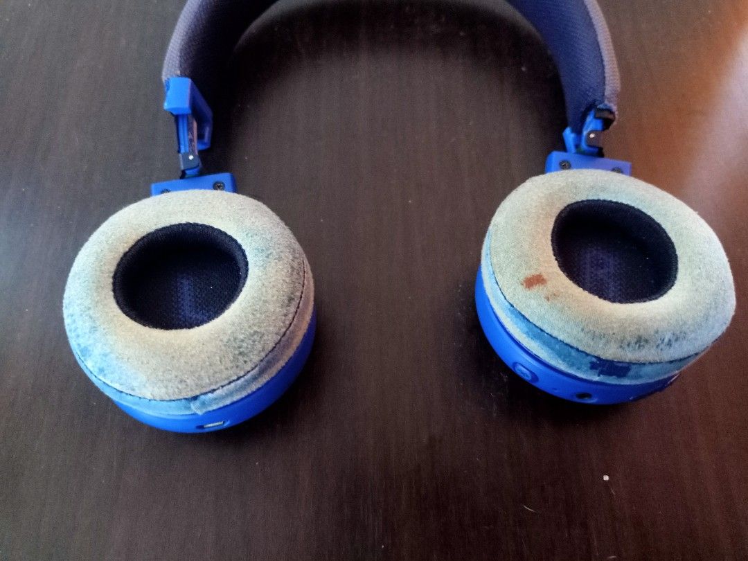 JBL e45 blue tooth (Category: Headphones & Headsets) located in Las Pinas. Submitted by the_recycle_shop (Listing ID 1426691348, Image 2). Description: Original good working Long battery usage signs of usage .