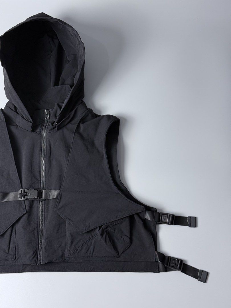 LAHK Black Tactical Vest (Category: Vests) located in San Pablo. Submitted by zzz.archvs (Listing ID 1426707623, Image 3). Description: - LAHK Black Tactical Vest - Stylish design - Easy to pair with any outfit.