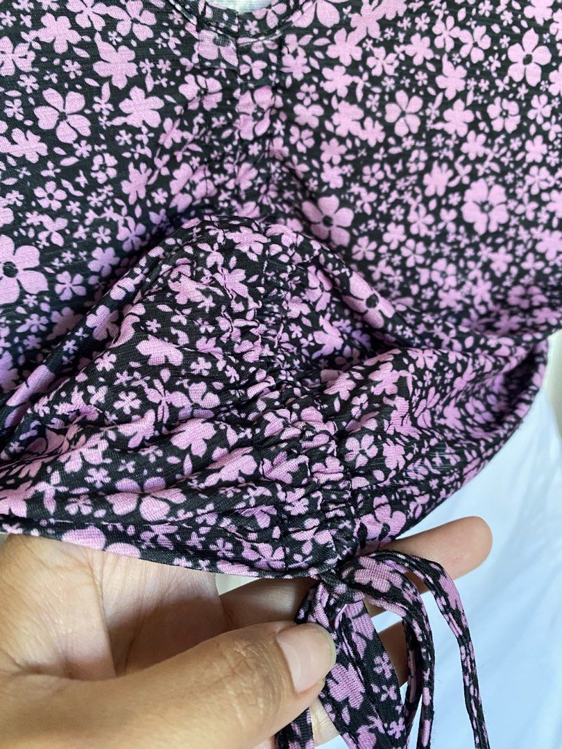 Longsleeve Top (Category: Blouses) located in Cavite. Submitted by jaydaascollection (Listing ID 1426594467, Image 3). Description: Floral top from New Look. Features a V-neckline and long sleeves. The top has a drawstring detail at the front. The size is UK 10. Made in Turkey. The top has a pink and black floral pattern..