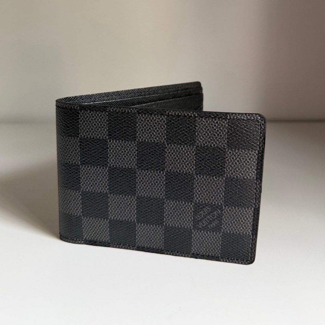 Louis Vuitton Men’s bifold wallet Graphite LV (Category: Luxury Bags & Wallets) located in Quezon City. Submitted by ksumer (Listing ID 1426722817, Image 2). Description: Used wallet.