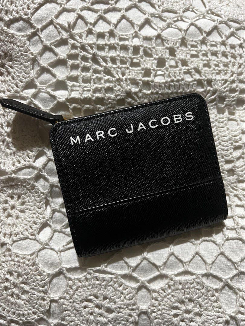 Marc Jacobs Black Leather Wallet (Category: Luxury Bags & Wallets) located in Tabaco. Submitted by QuinnOsalo (Listing ID 1426721514, Image 3). Description: Personal preloved bi-fold wallet Authentic Marc Jacobs Saffiano Mini Compact Wallet in color Black Material: Saffiano leather wallet featuring a hook button closure, bill compartment, and card slots. Original price: php 5000 RFS:Decluttering MOP:Gacsh MOD: Flash express .