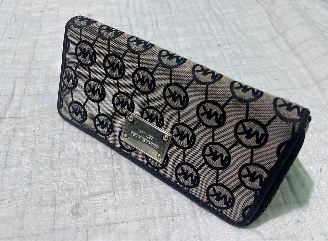 Michael Kors Monogram Wallet (Category: Luxury Bags & Wallets) located in Subic. Submitted by trashdimes2022 (Listing ID 1426739639, Image 2). Description: Please read first: Multi pocket wallet - Personal item (not thrifted) though has signs of usage. Mom’s preloved mk - Authentic, see pics for reference Dimension: 8 width x 4 Length (in inches) Condition: - Fading on plate stamp - stains (needs deep cleaning, has been stored for a long time) - 