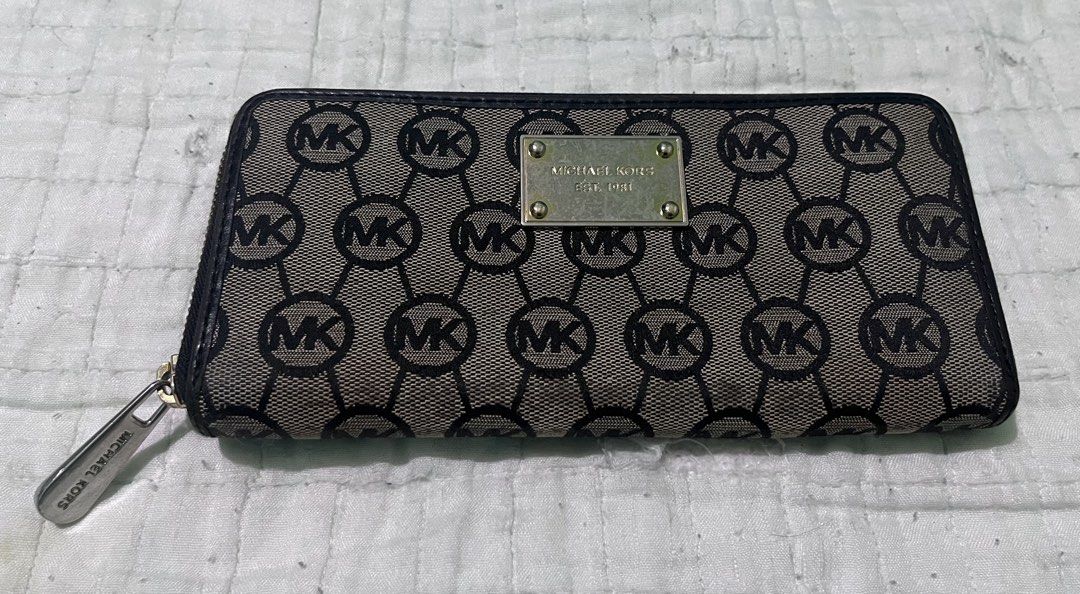 Michael Kors Monogram Wallet (Category: Luxury Bags & Wallets) located in Subic. Submitted by trashdimes2022 (Listing ID 1426739639, Image 1). Description: Please read first: Multi pocket wallet - Personal item (not thrifted) though has signs of usage. Mom’s preloved mk - Authentic, see pics for reference Dimension: 8 width x 4 Length (in inches) Condition: - Fading on plate stamp - stains (needs deep cleaning, has been stored for a long time) - 