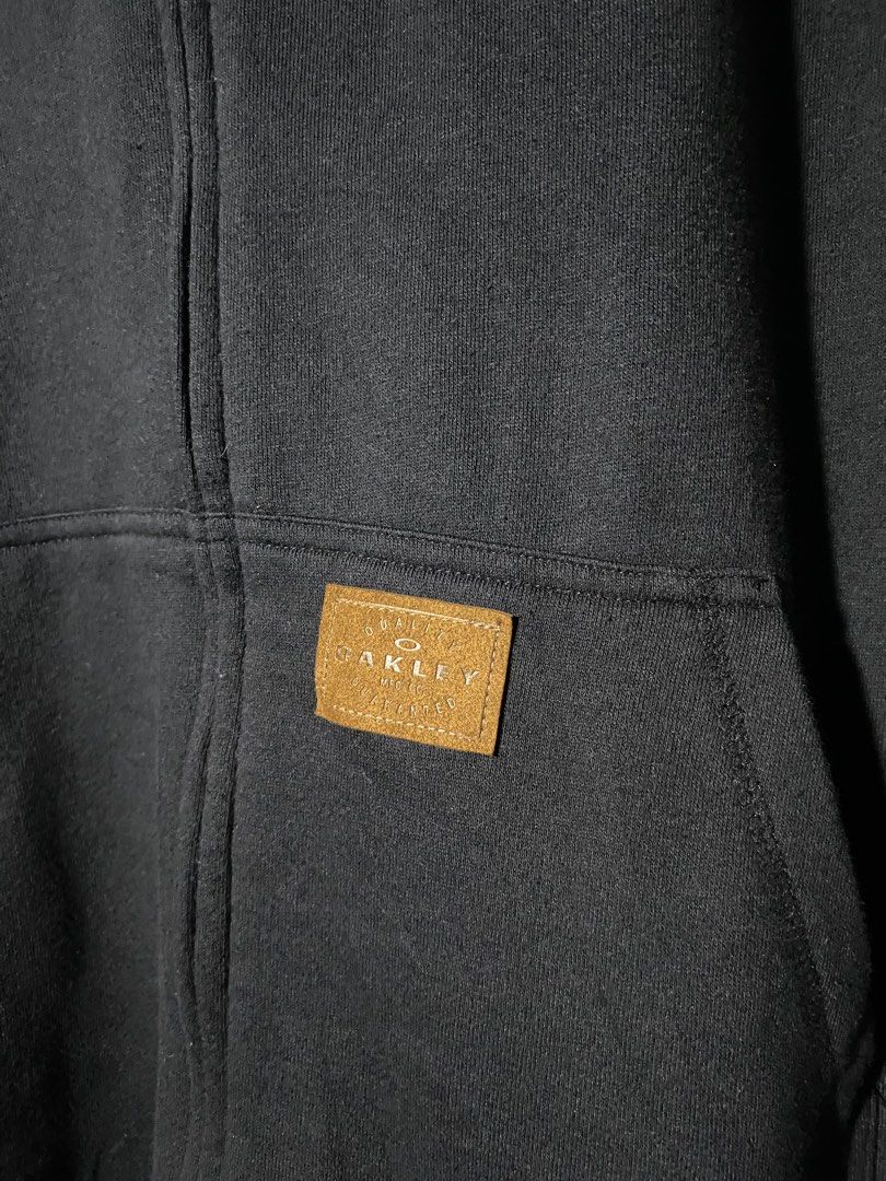 Oakley Black Zip-Up Hoodie (Category: Coats, Jackets and Outerwear) located in Caloocan City. Submitted by skala_thrift (Listing ID 1426651667, Image 2). Description: OAKLEY ZIP UP JACKET WIDTH 24 LENGTH 28 LARGE-XL 9.8/10 CR AS NEW CONDITION❗️ PARANG CH VIBES NORTH CALOOCAN #OAKLEY.