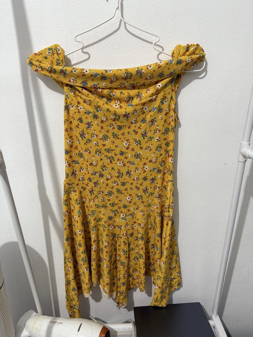 Offshoulder Mini Dress - Floral Yellow (Category: Dresses) located in Quezon City. Submitted by ladyclutter (Listing ID 1426682971, Image 1). Description: Size:L Bust 36-38 Never Been Used RFS: Decluttering.