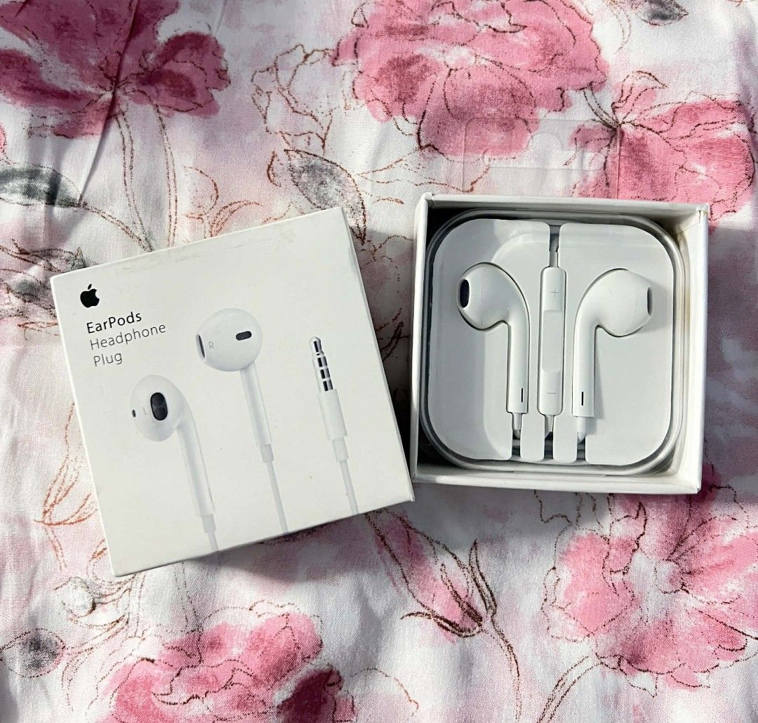 Original Apple EarPods (3.5mm Headphone Plug) (Category: Earphones) located in Manila. Submitted by onlineshopping22 (Listing ID 1426602176, Image 1). Description: - Iconic Ergonomic Design - Built-in Remote & Mic - Deep Bass & Clear Tones - Universal 3.5mm Jack - Original Apple Quality.