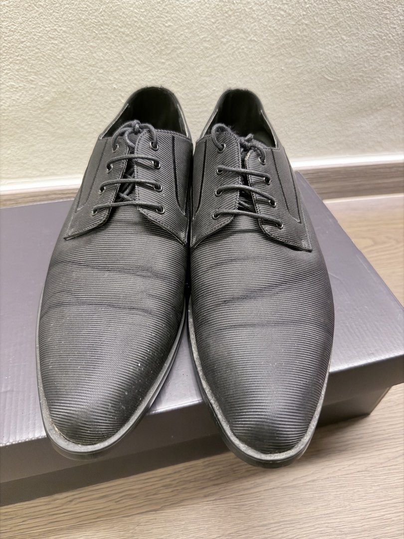 REDUCED PRICE DUE TO POOR CONDITION, deal only if keen. ⚡️LOWEST PRICE, FREE DELIVERY! 📦 ANTI-CAROUSELLPAY AS THEY LOST MY PARCEL, hence delivery will be via my own source. Not a scammer FTR. Pedro Black Dress Shoes - Size 43 (Category: Dress Shoes) located in Singapore. Submitted by lucastantl (Listing ID 1426764067, Image 3). Description: Stylish black dress shoes from Pedro. Size 43 (EU), US 10, UK 9. Features a textured design. Perfect for f