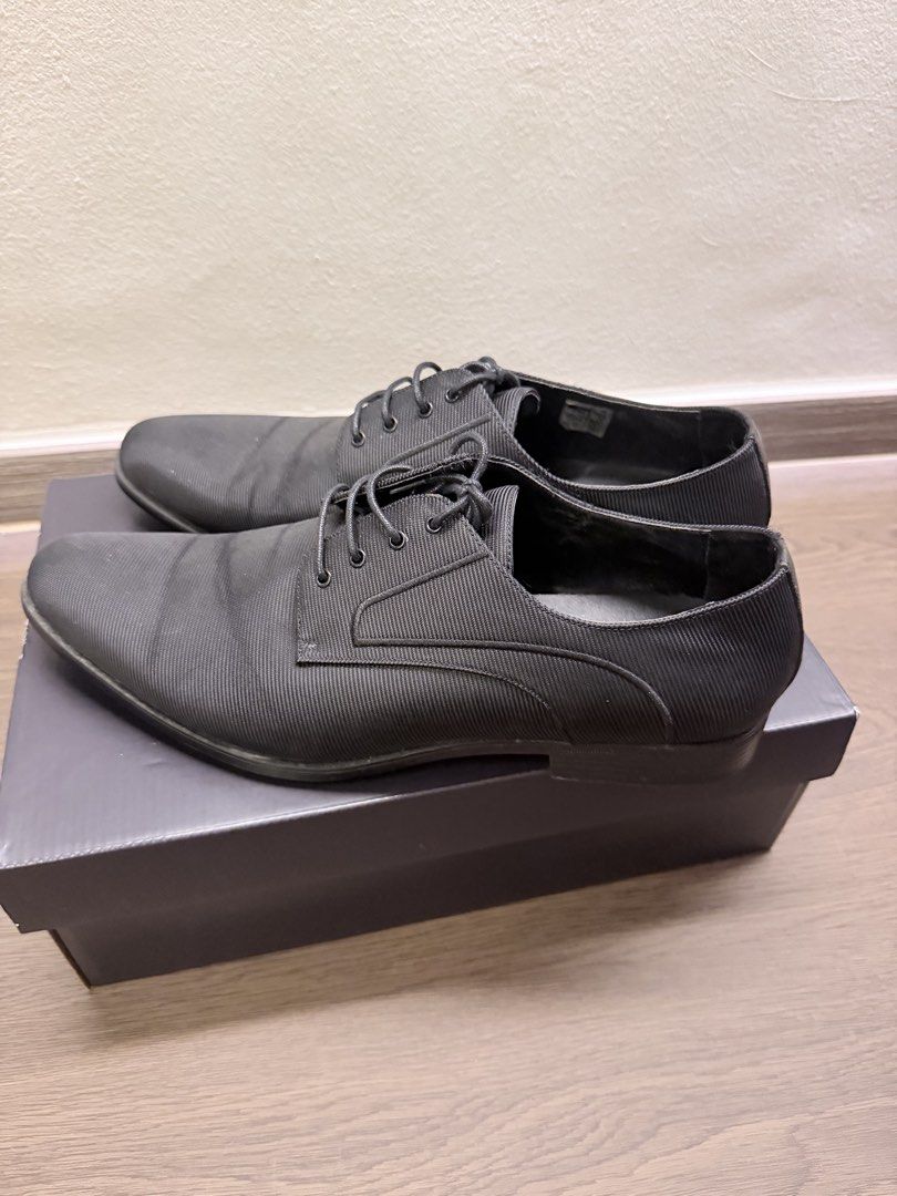 REDUCED PRICE DUE TO POOR CONDITION, deal only if keen. ⚡️LOWEST PRICE, FREE DELIVERY! 📦 ANTI-CAROUSELLPAY AS THEY LOST MY PARCEL, hence delivery will be via my own source. Not a scammer FTR. Pedro Black Dress Shoes - Size 43 (Category: Dress Shoes) located in Singapore. Submitted by lucastantl (Listing ID 1426764067, Image 1). Description: Stylish black dress shoes from Pedro. Size 43 (EU), US 10, UK 9. Features a textured design. Perfect for f