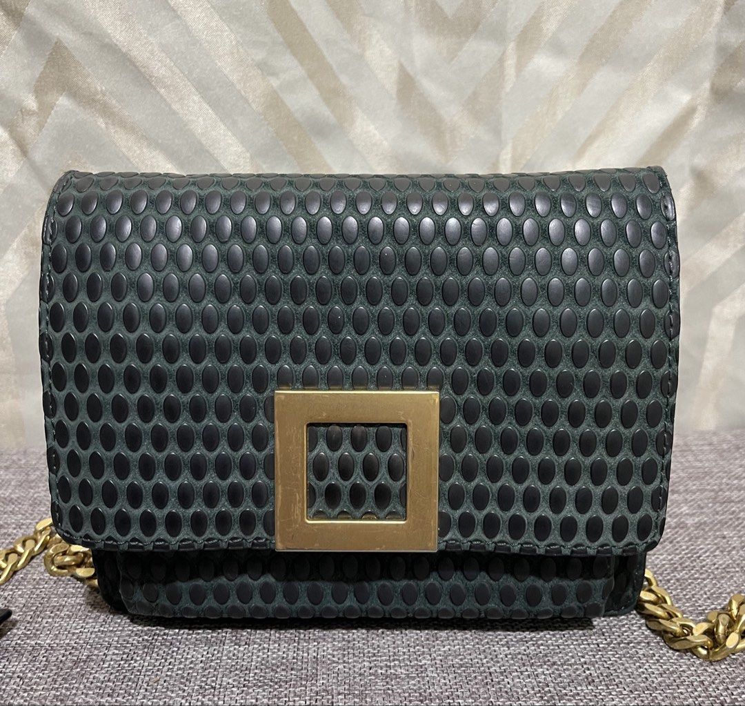 ROUGE & LOUNGE crossbody Bag (Category: Luxury Bags & Wallets) located in Davao. Submitted by hiedelle1120 (Listing ID 1426670394, Image 2). Description: 📍Small size and detachable sling 📍still pretty in actual 🔥Kindly see photos for bag details. Not so perfect but still gwapa pa. .