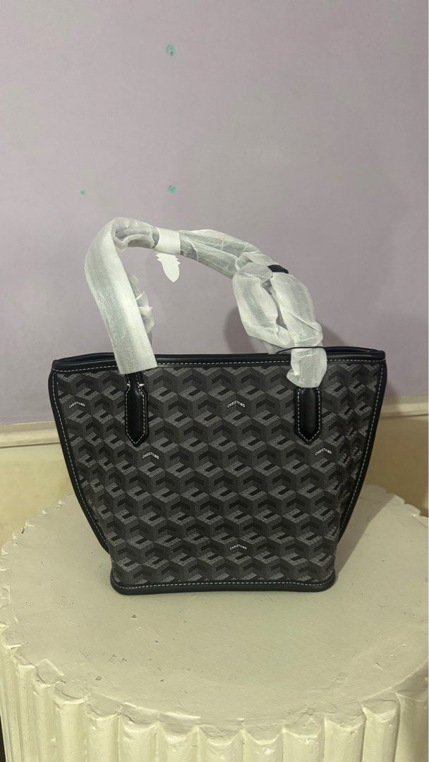 RUSSO MINI Christy Ng Tote Bag (Category: Tote Bags) located in Quezon City. Submitted by camchoose0 (Listing ID 1426628670, Image 3). Description: Russo Mini Tote Bag - Black brand new direct from MALAYSIA PAPER BAG AND DUSTBAG INCLUDED LAST PRICE NA PO ITO .