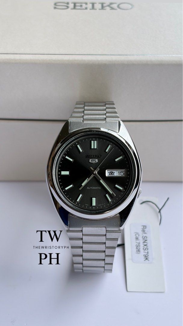 Seiko 5 SNXS79K1 (Category: Men's Watches) located in Caloocan City. Submitted by thewristoryph (Listing ID 1426656787, Image 2). Description: Seiko 5 SNXS79K1 - Black Sunburst Dial - Case Diameter: 37mm - 7S26 Automatic Movement - Kanji/English Daywheel - Brandnew - Inclusions: Double box, Booklet, Warranty Card, Hang Tag - 3 Years Warranty PHP 8,490 only 📲 Follow us on FB / IG / TikTok: @TheWristoryph 📍North Caloocan .