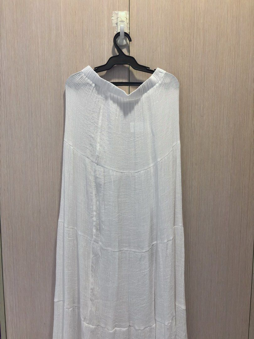 SHEIN Cover Up White Maxi Skirt (Category: Skirts) located in Muntinlupa City. Submitted by kabi.declutters (Listing ID 1426767482, Image 1). Description: .